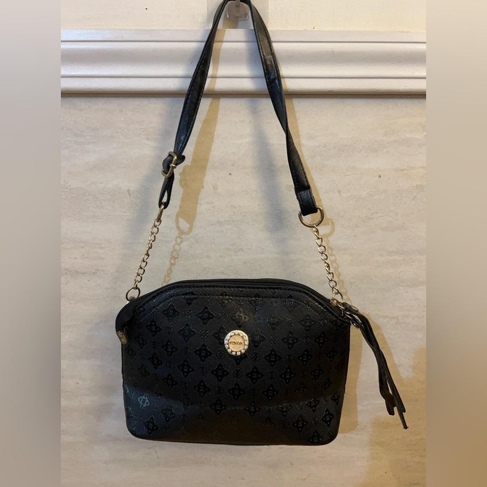 FINON Elegant Black Shoulder Bag with Gold Chain Accent - Picture 1 of 12